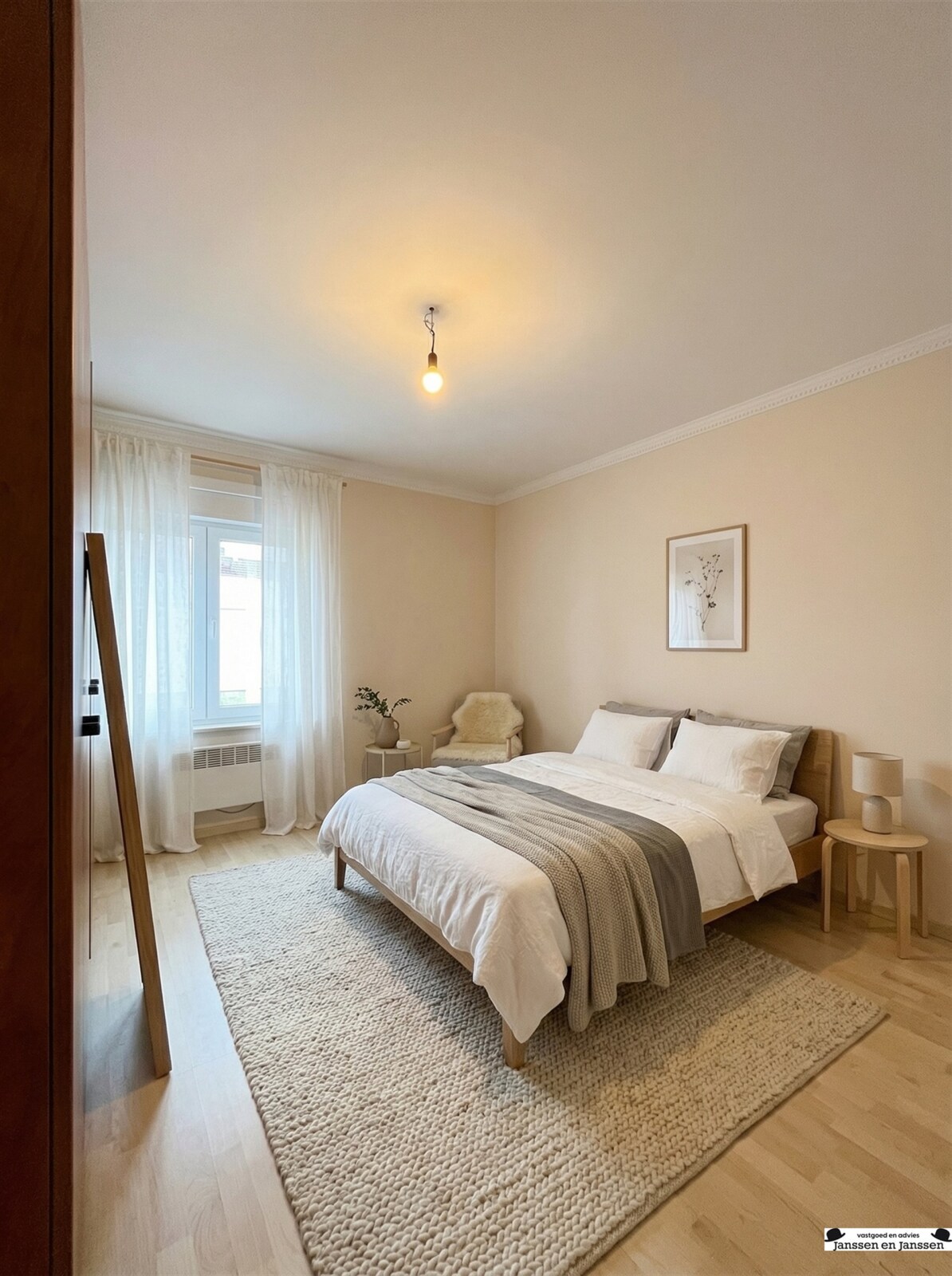 lege-kamer-met-houten-vloer