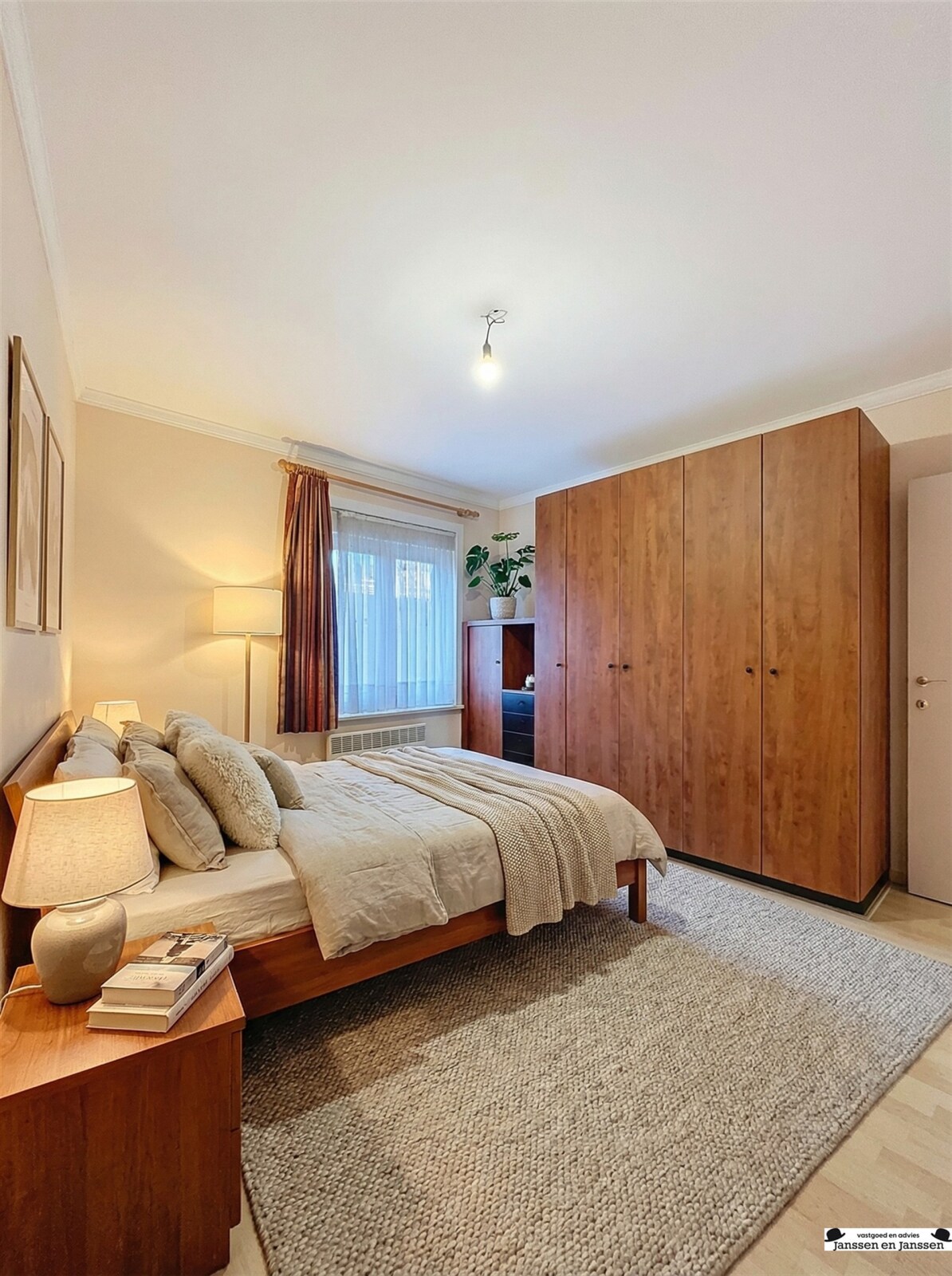 lege-kamer-met-kledingkast