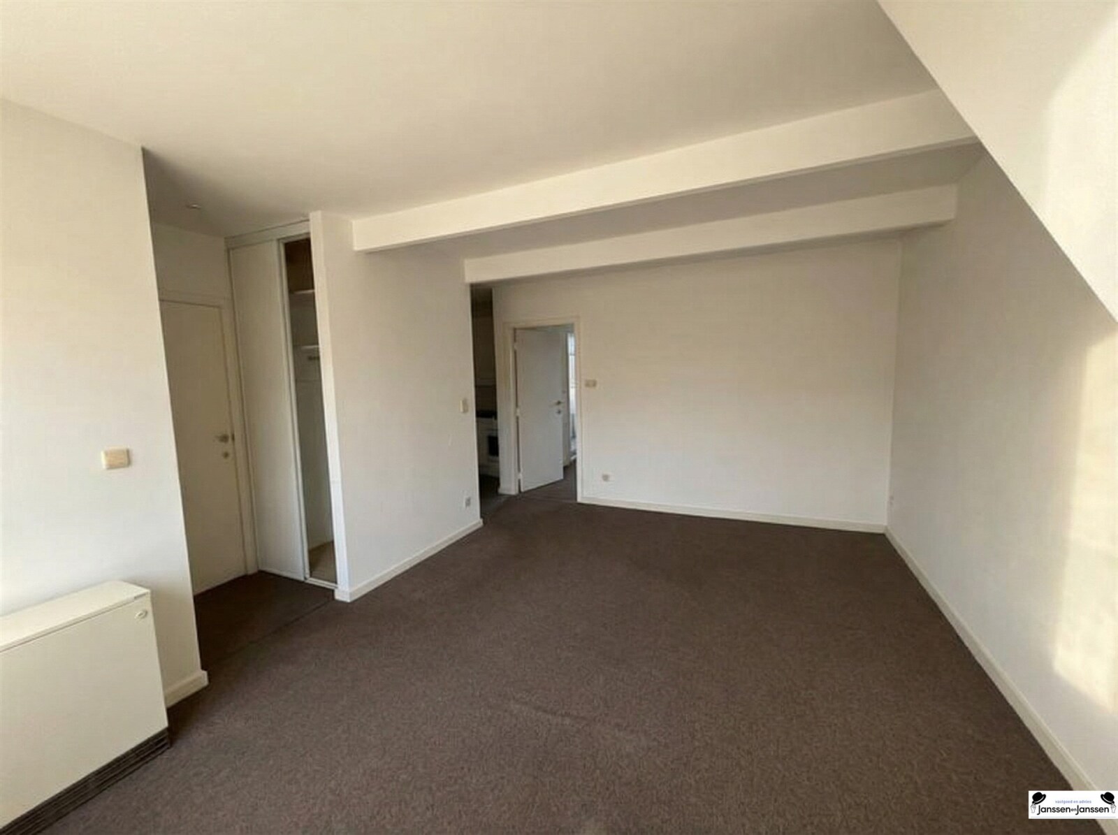 lege-kamer-met-donkere-vloer