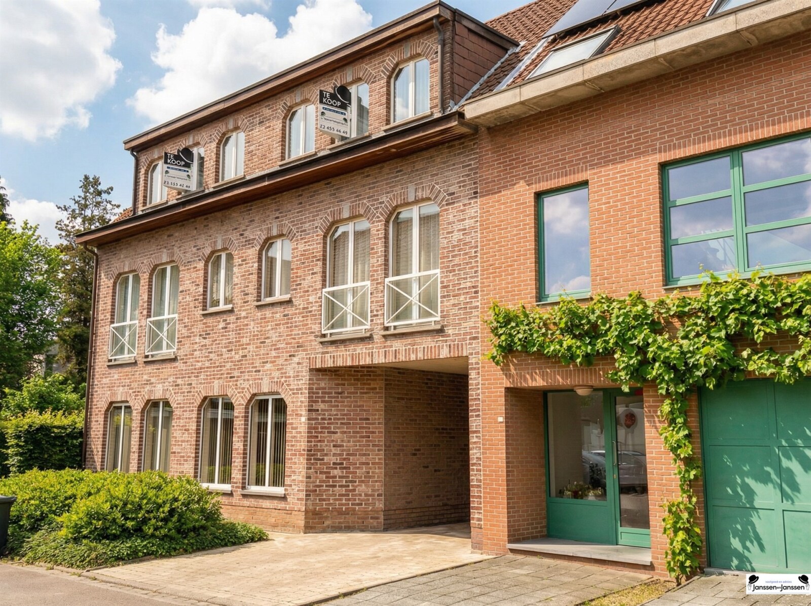 gebouwen-met-te-koop-borden