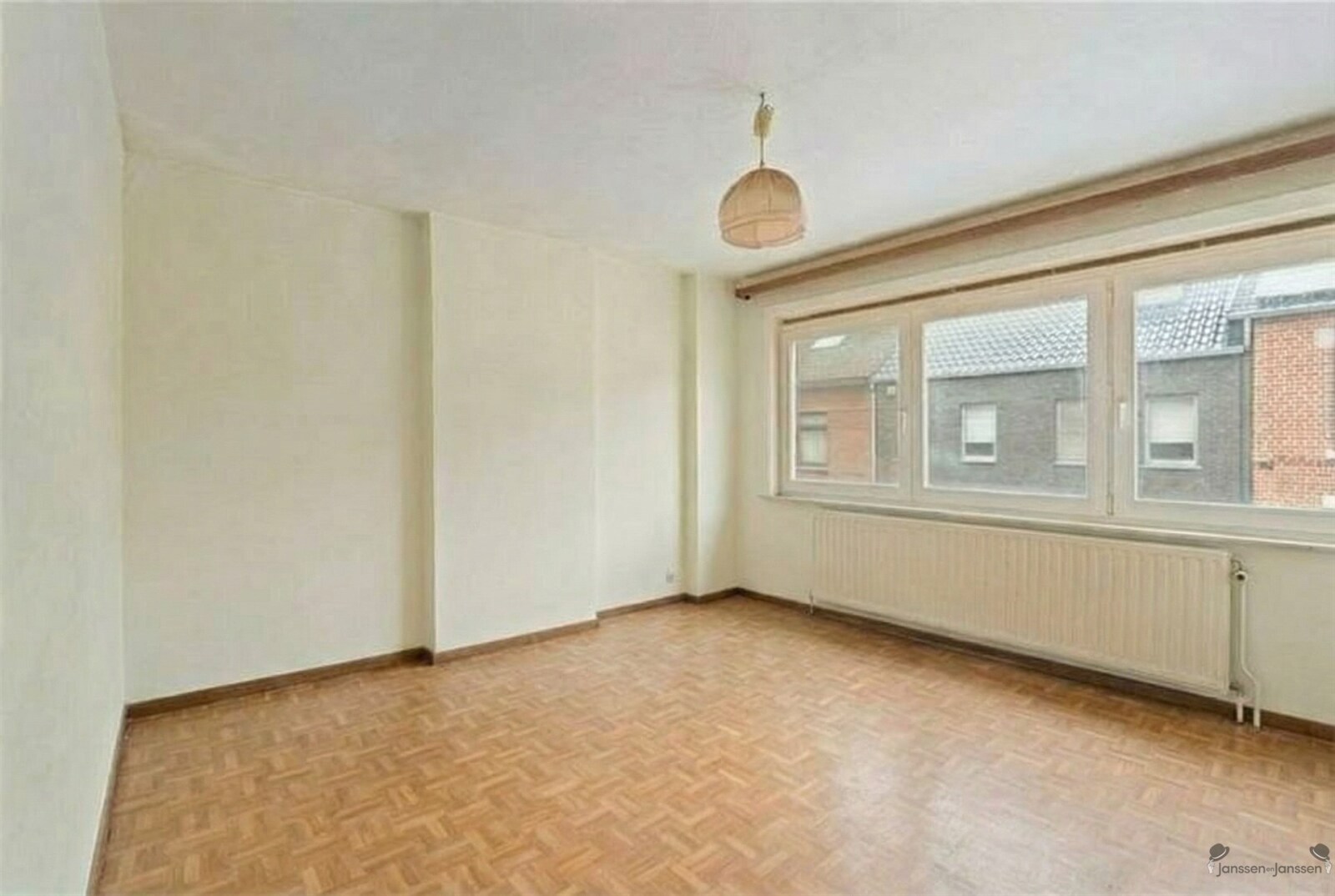 empty-living-room-space