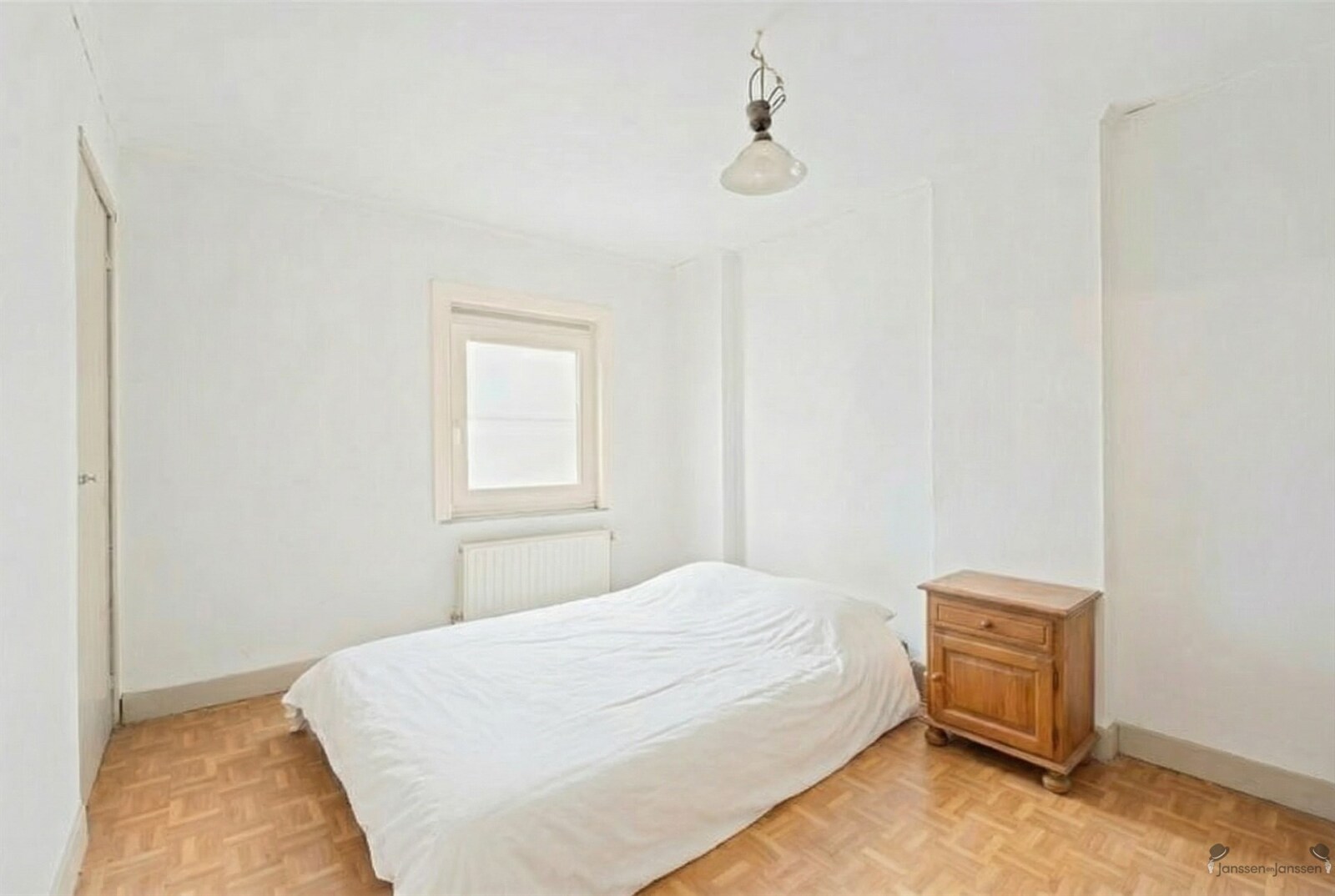 unfurnished-small-bedroom-interior