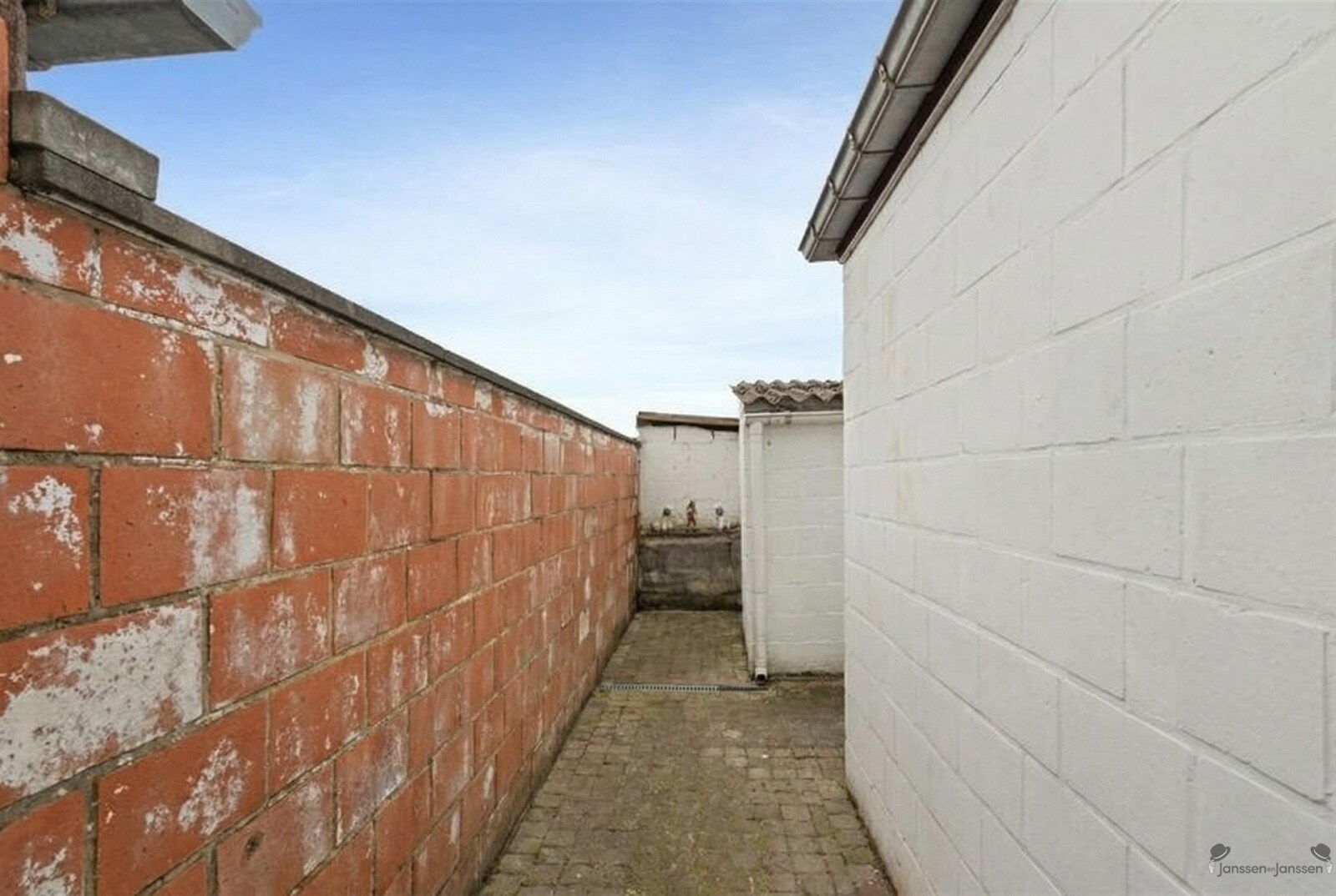 narrow-outdoor-side-alley