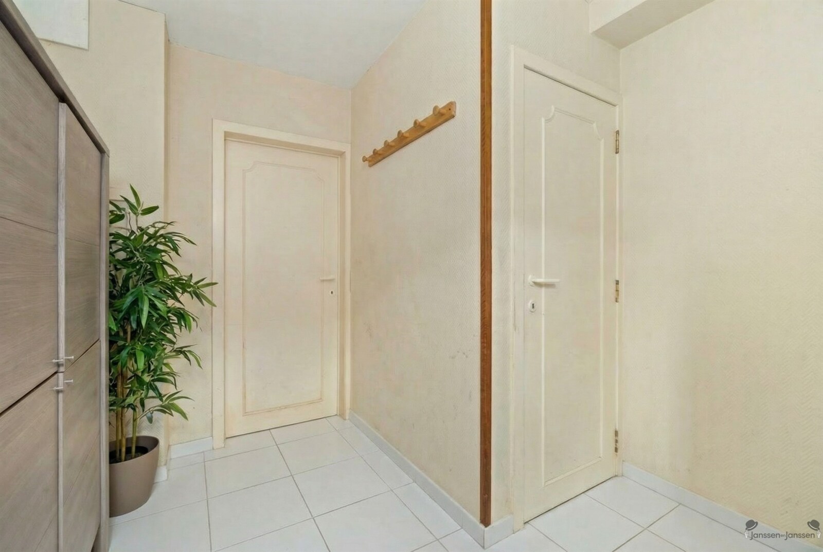 simple-neutral-hallway-interior