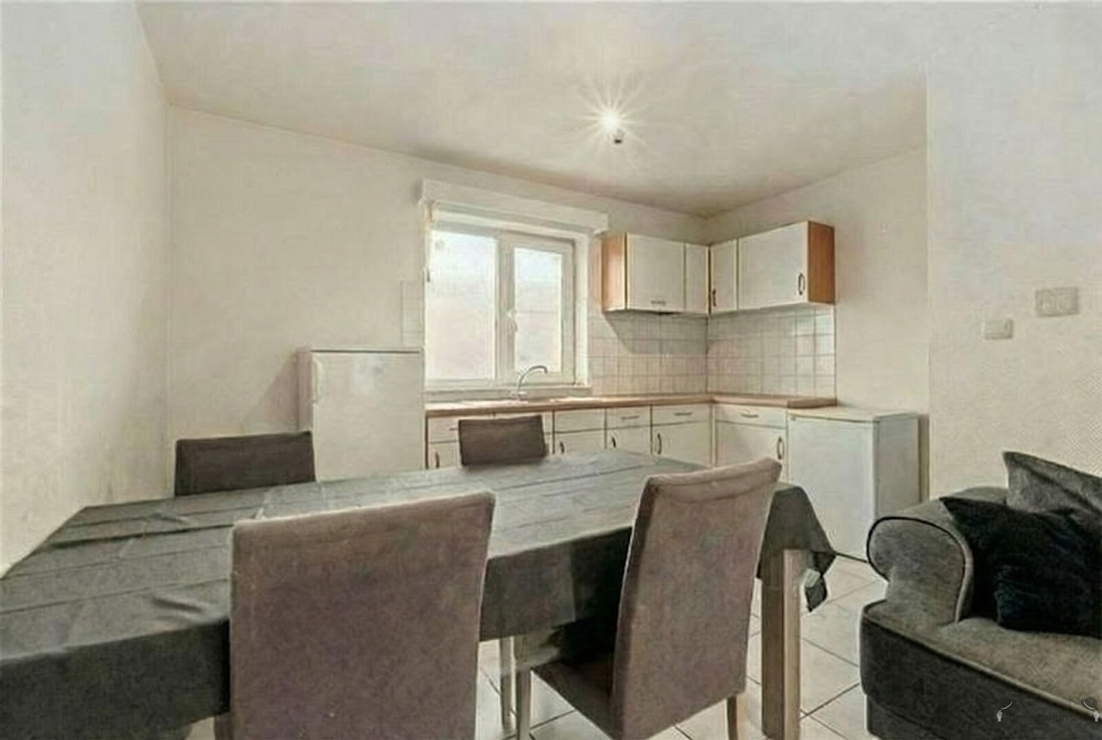 cozy-dining-area-with-kitchen