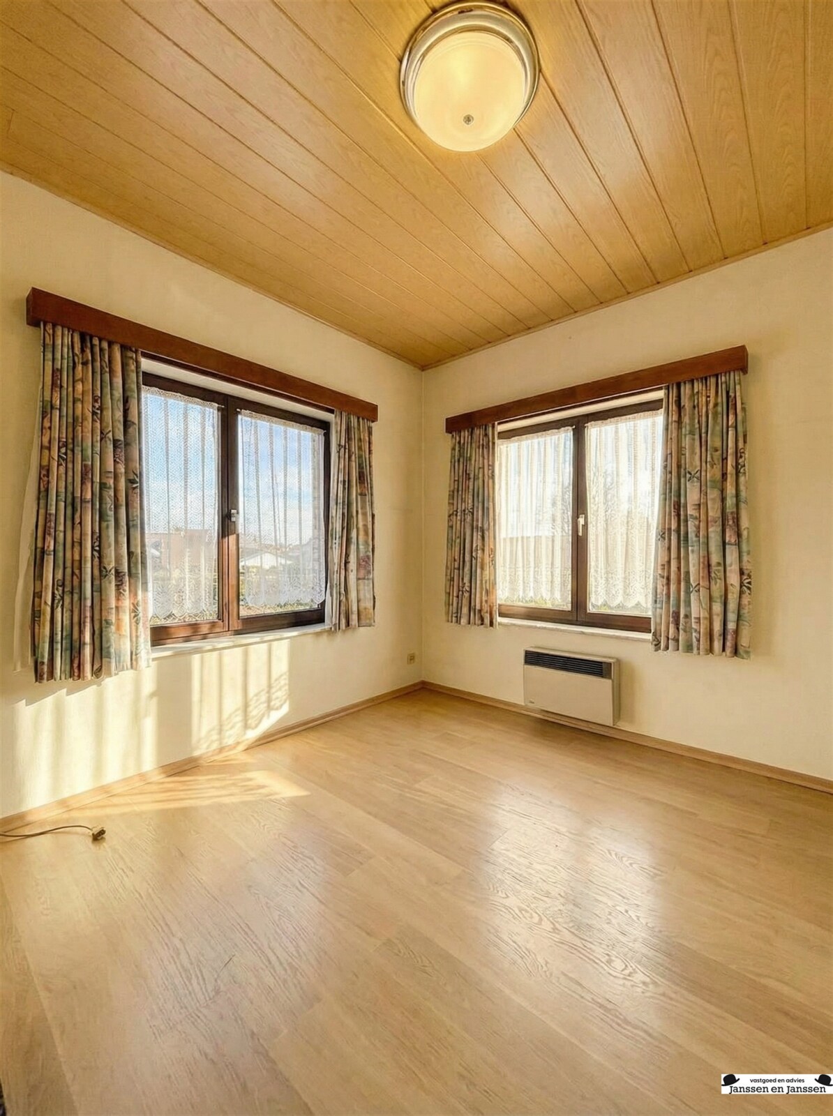 lege-kamer-met-houten-plafond
