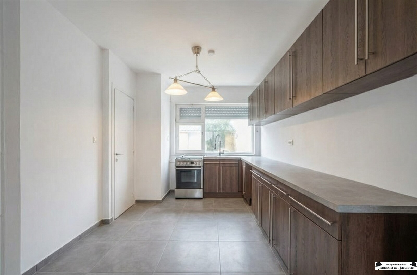 modern-kitchen-with-marble-accents