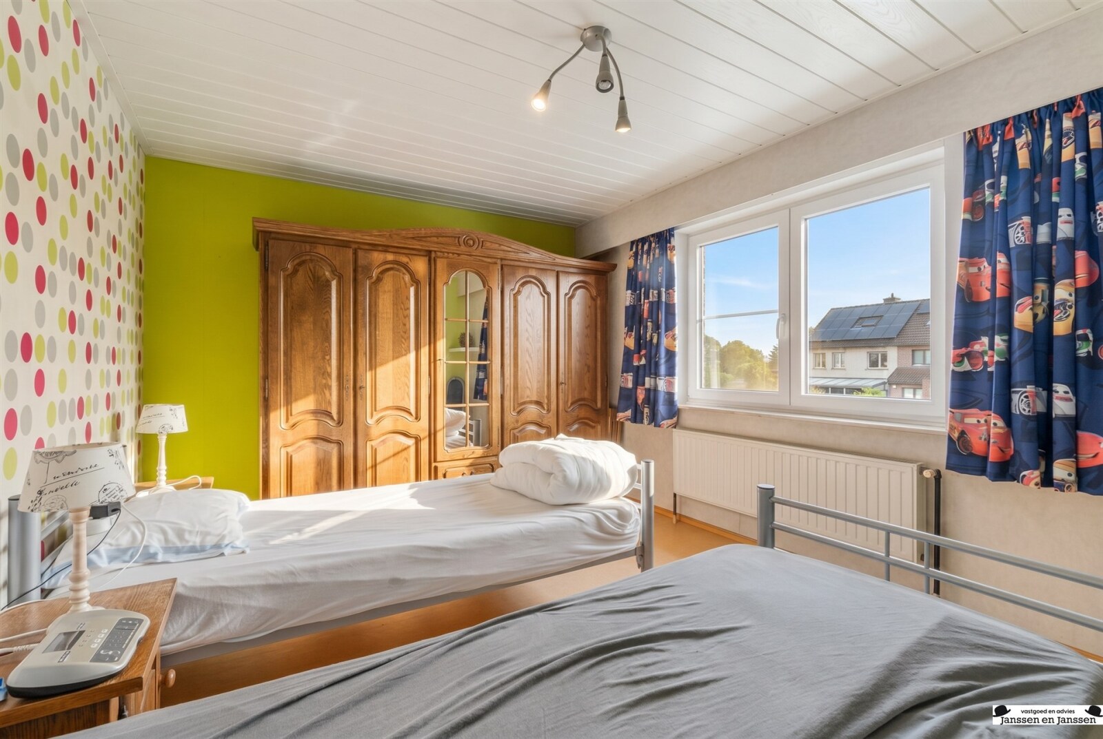 vibrant-childrens-bedroom-interior