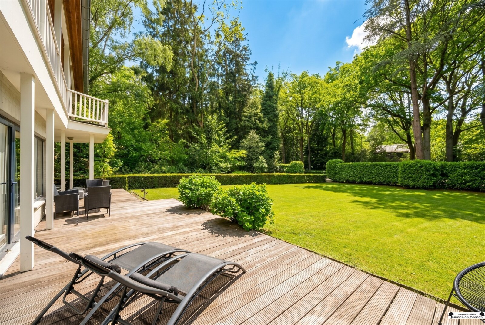 spacious-garden-with-wooden-deck