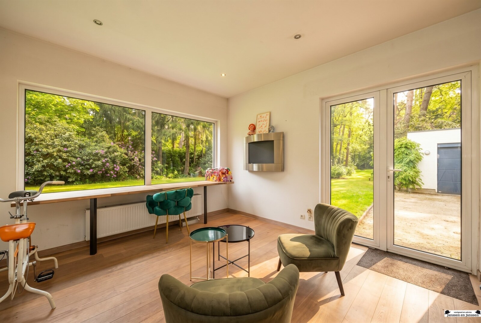 modern-garden-view-lounge