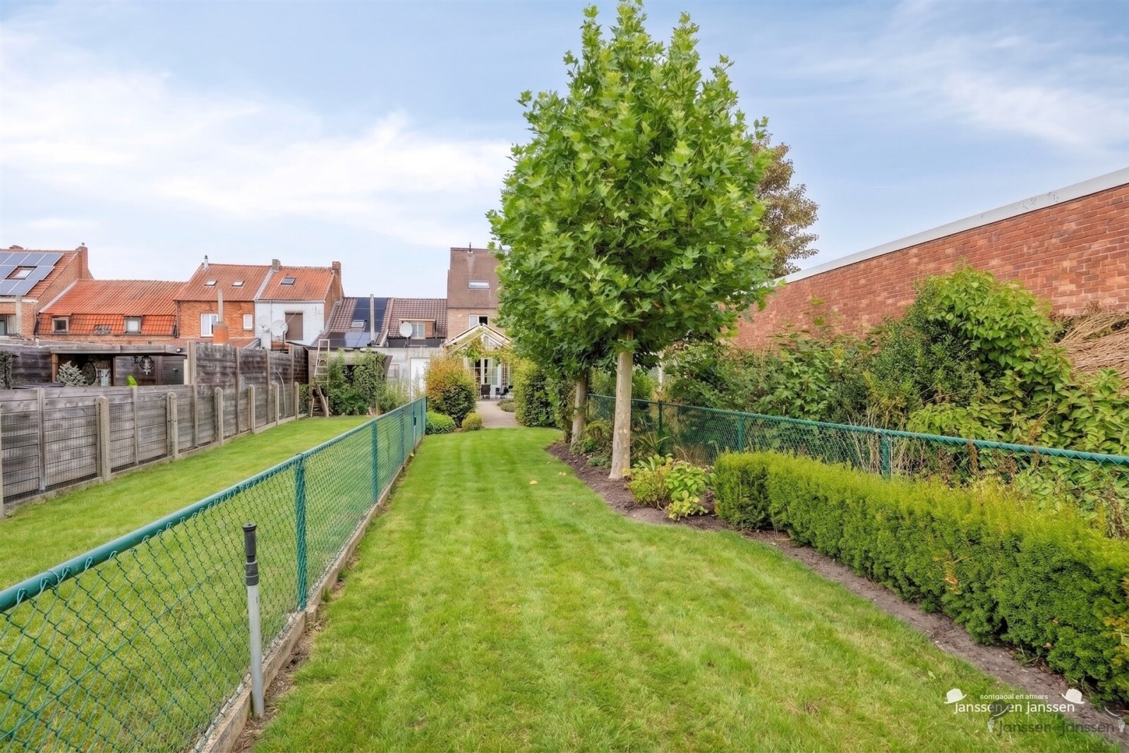 tuin vanuit achter