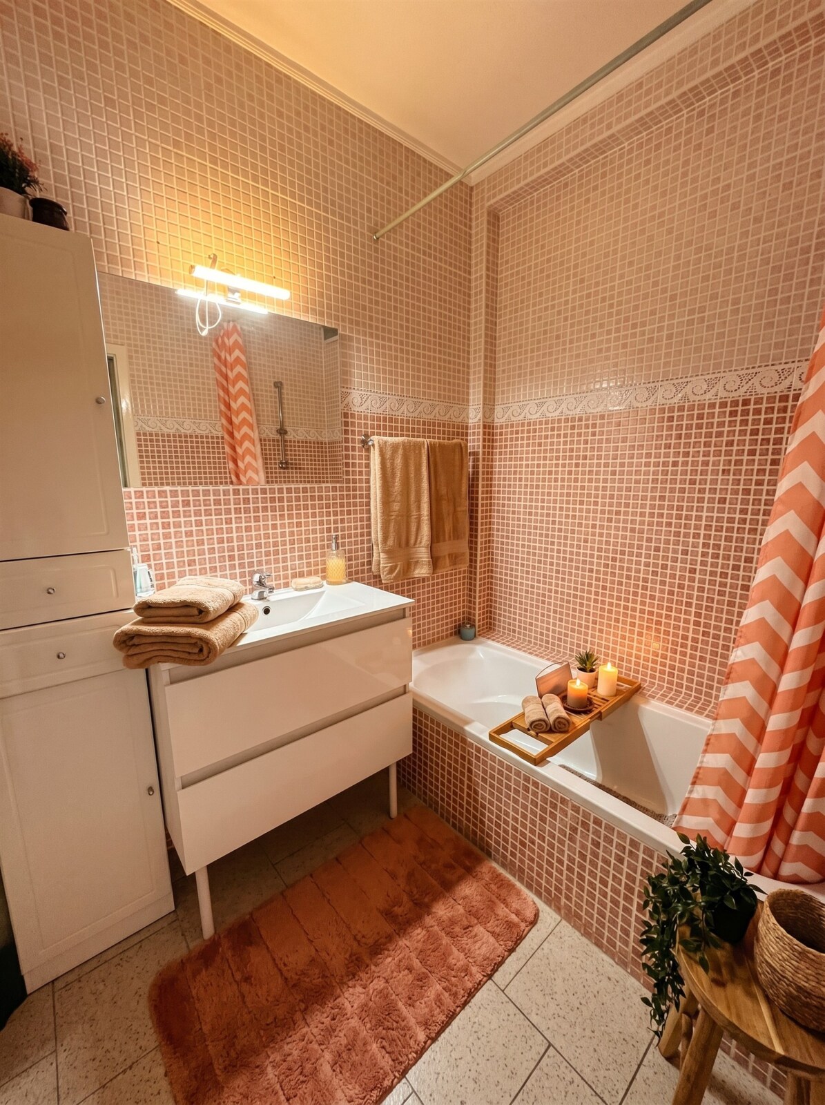 compact-tiled-bathroom-interior