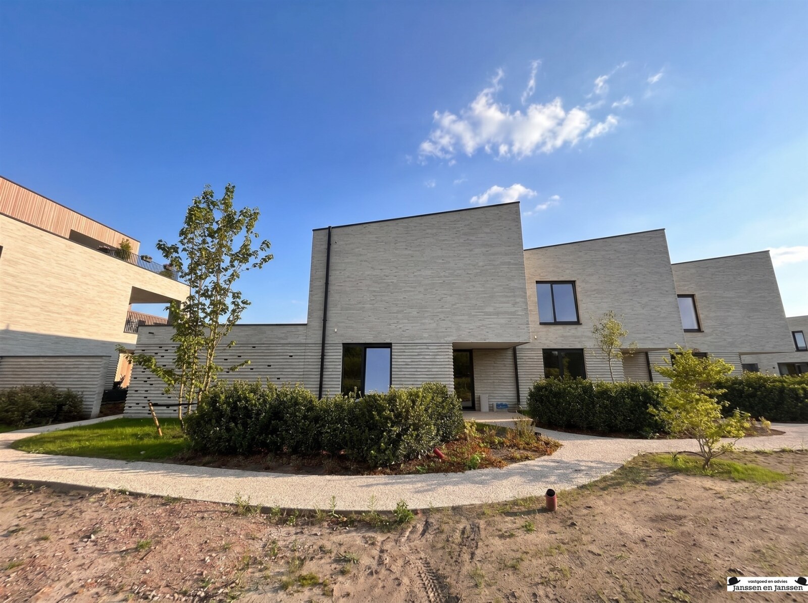 modern-white-brick-villa-exterior