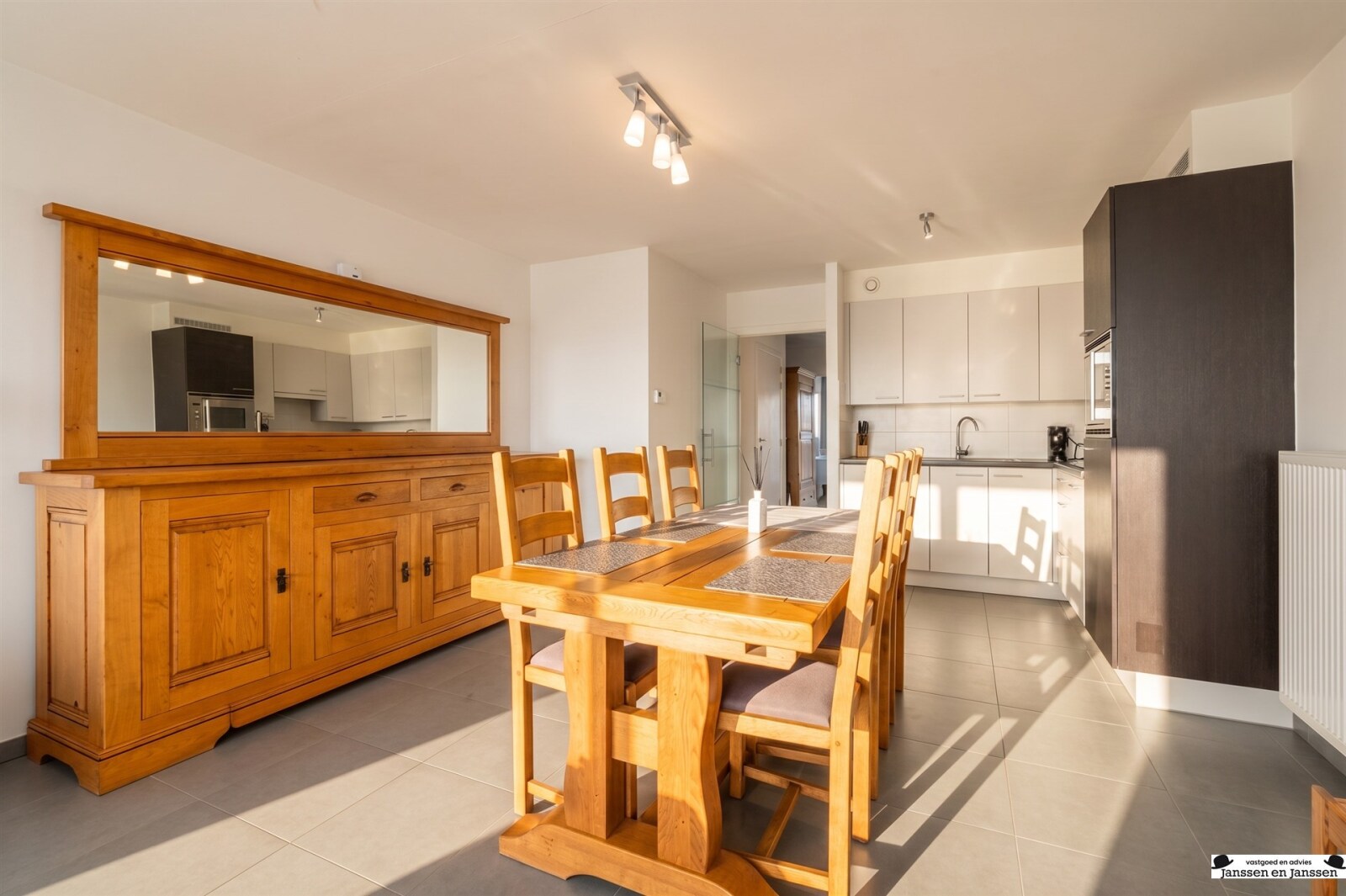 spacious-dining-area-with-kitchen