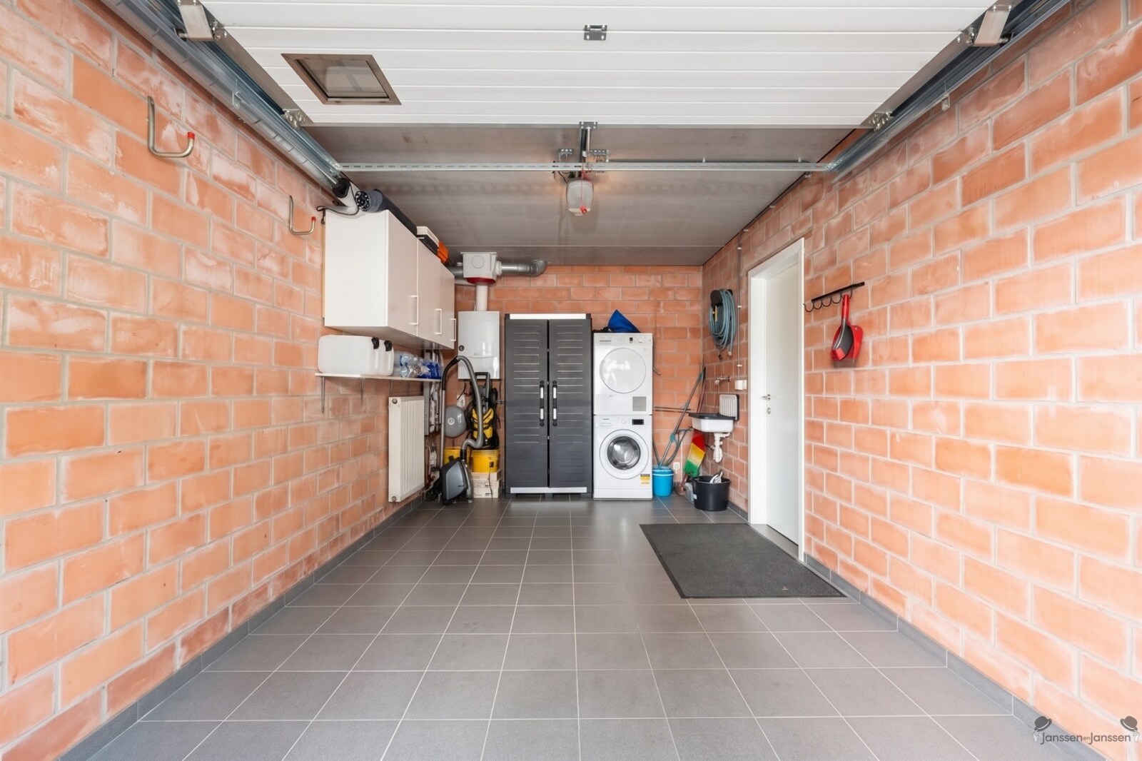 organized-storage-garage-space
