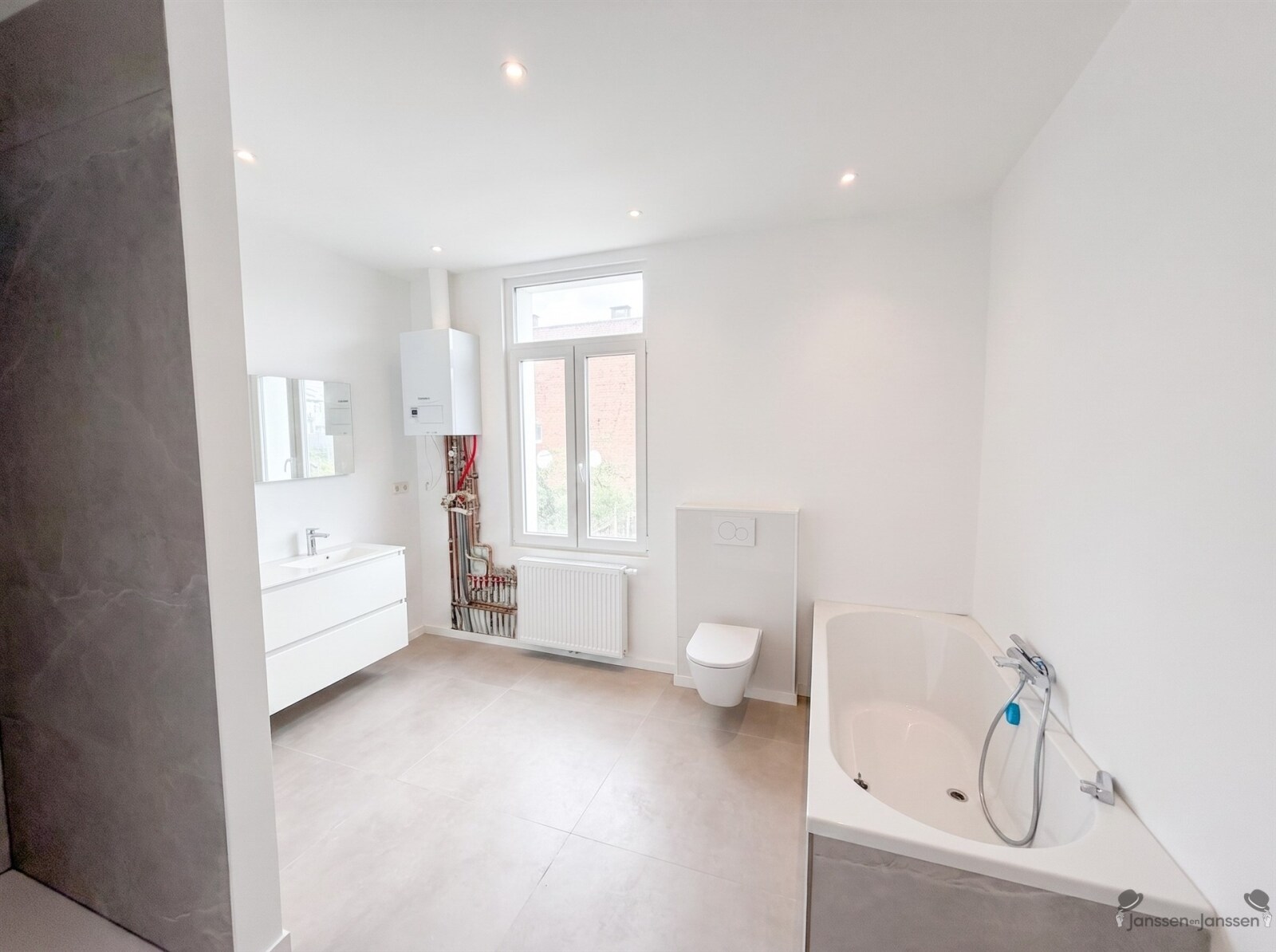 modern-minimalist-bathroom-interior
