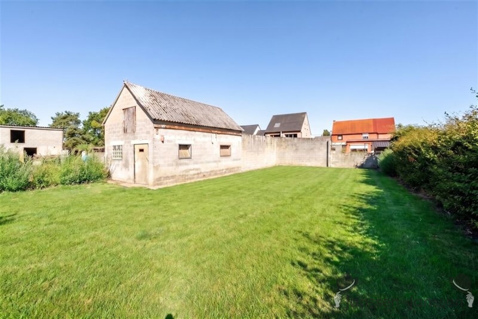 spacious-backyard-with-storage-shed