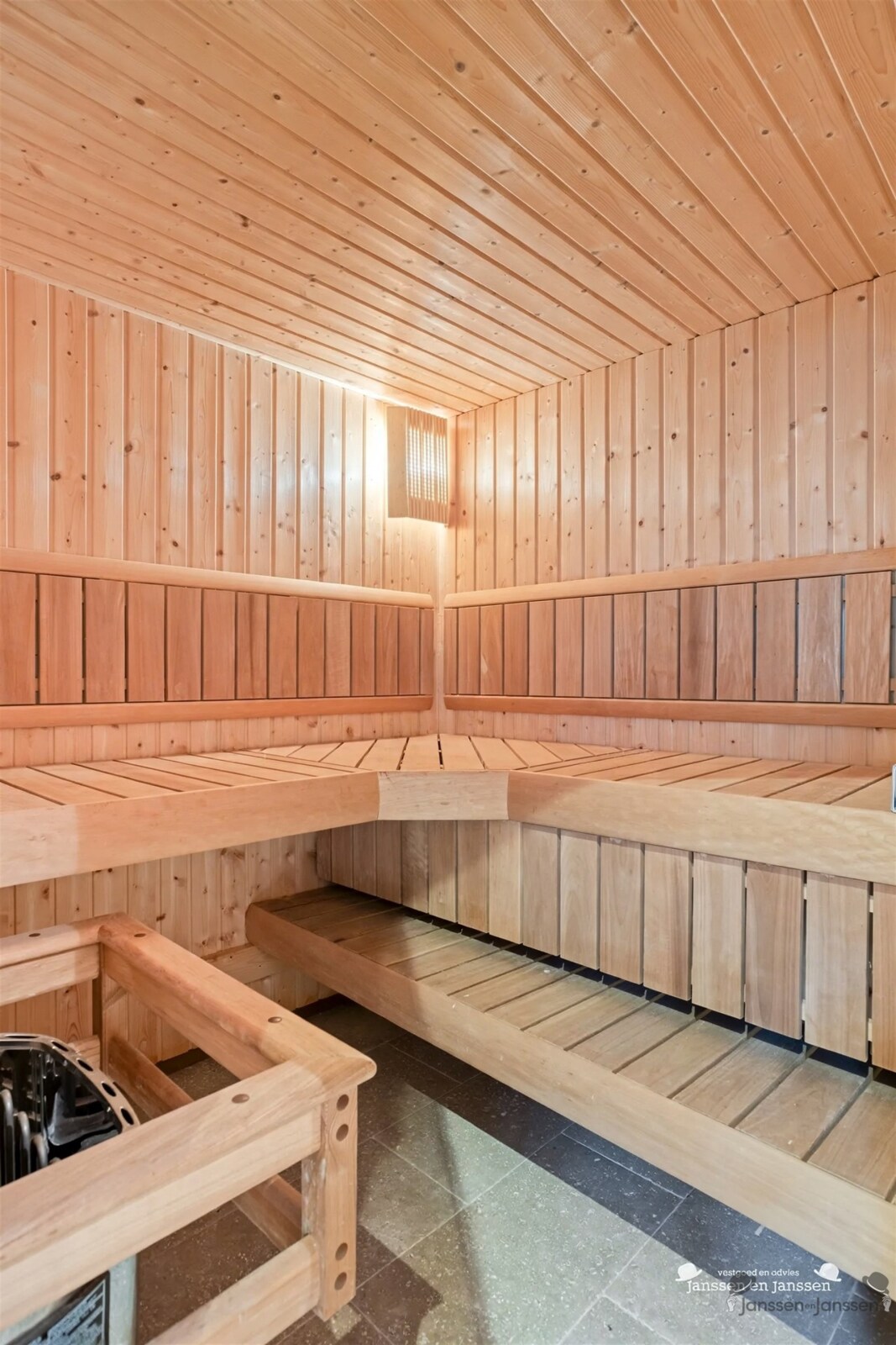 traditional-wooden-home-sauna