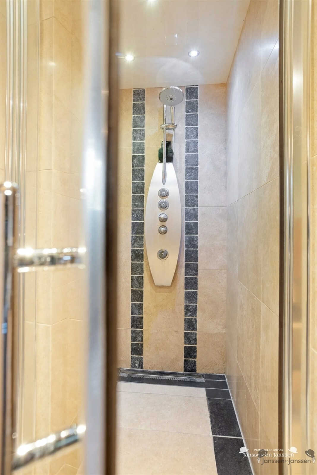 tiled-walk-in-shower-cabin