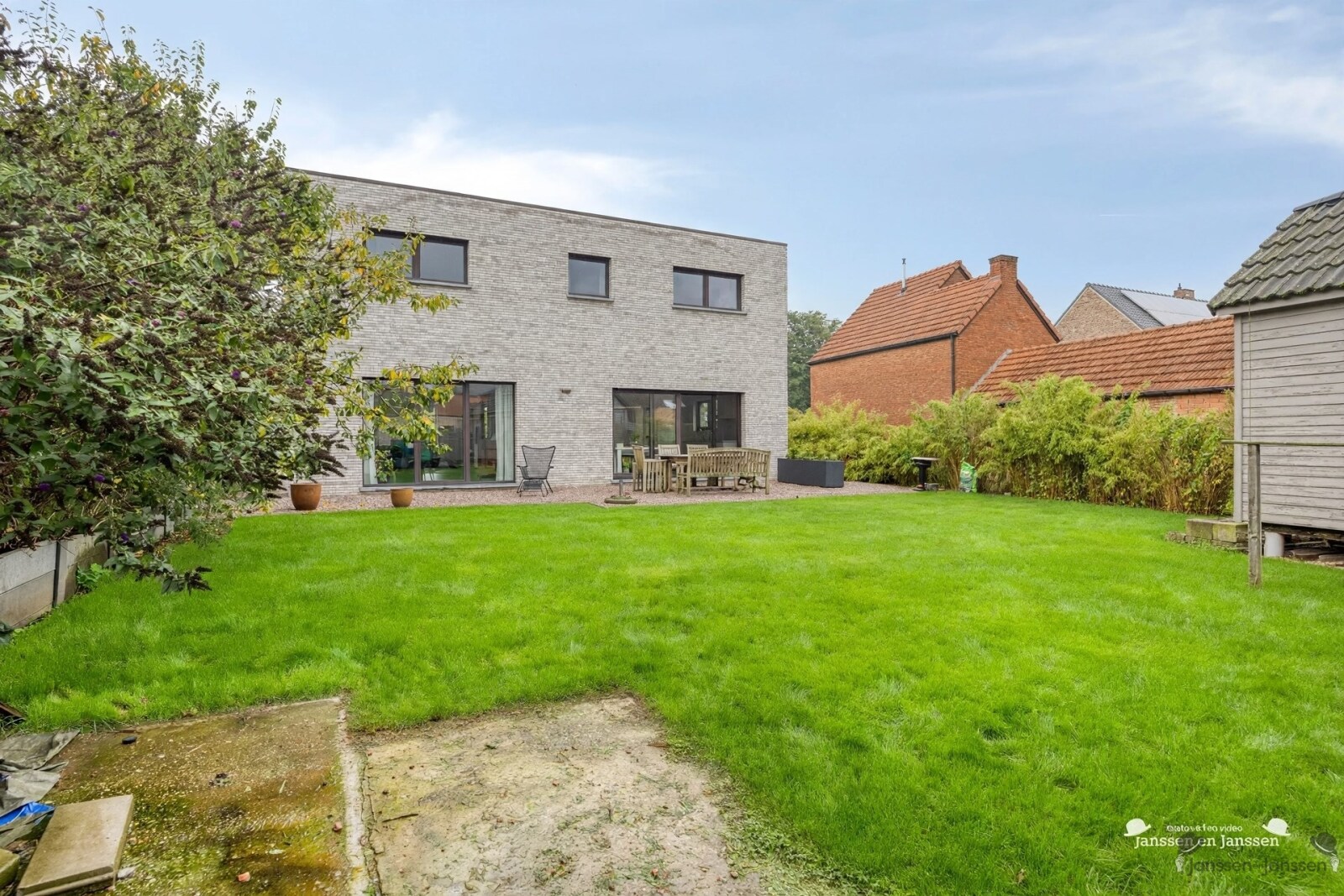 modern-brick-house-backyard