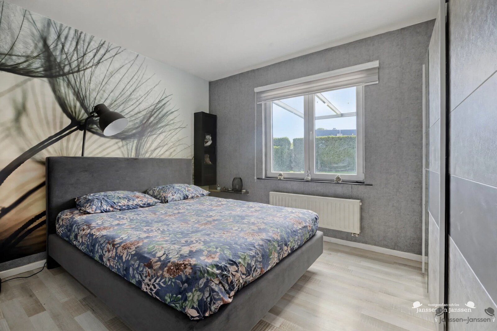 modern-bedroom-with-round-bed