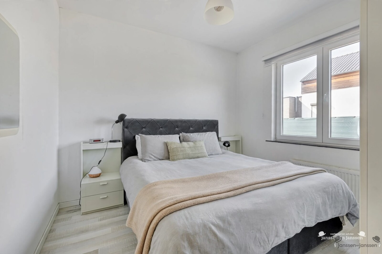 modern-white-bedroom-interior
