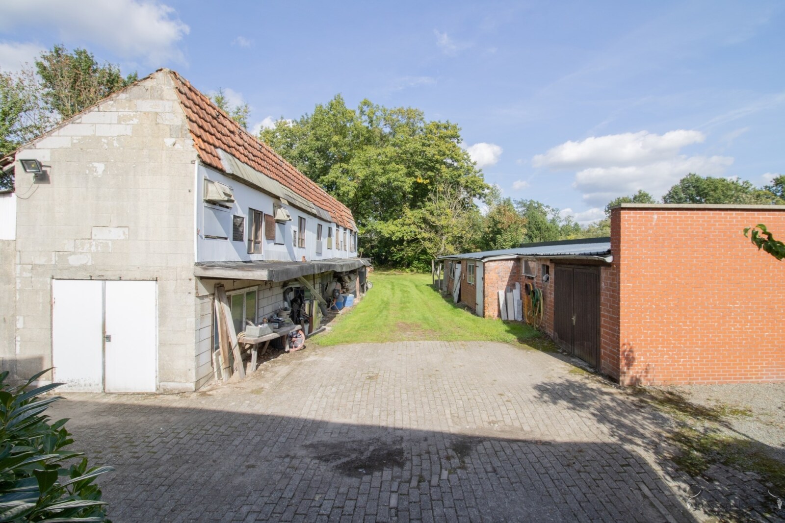 Tuin en 2 bijgebouwen.jpg