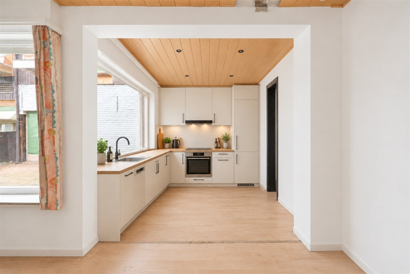 Lichte moderne keuken met eiken werkblad AI.png
