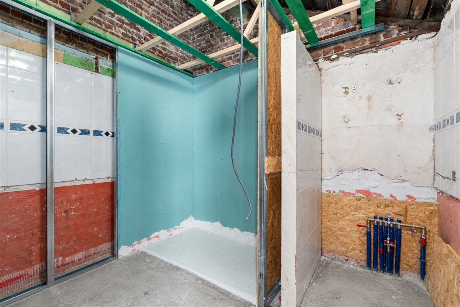 Opgeruimde onafgewerkte bouwruimte badkamer.png