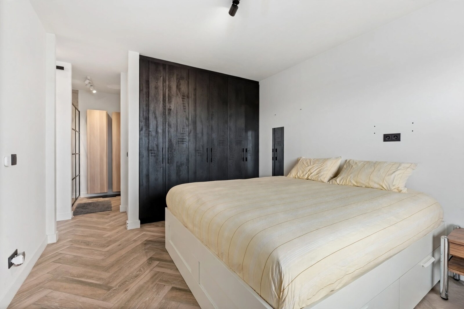 modern-bedroom-with-dark-closet